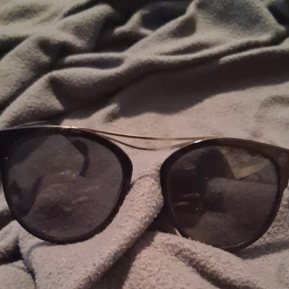 Classic Black Sunglasses – Sleek & Timeless Style - Picture 2 of 3